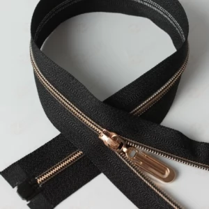 Спиральная молния Тип 3 цвет тесьмы черный, звено Gold rose, 65см. Iб.