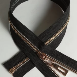 Спіральна блискавка Тип 7 чорний, ланка Gold-rose, 65см.  1б.  бігунок піраміда