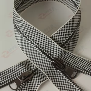 Металлическая молния Т5 черно-белая шахматка, звено Black Silver , 100см. IIб.