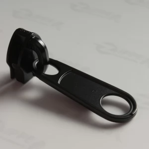 Бігунок Тип 8 язичок усилений для спіральної рулонної блискавки BLACK без фіксатора